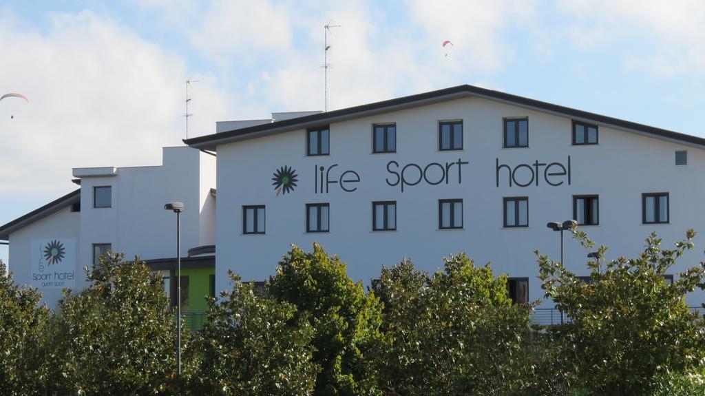 Life Sport Hotel Mentana Exterior photo